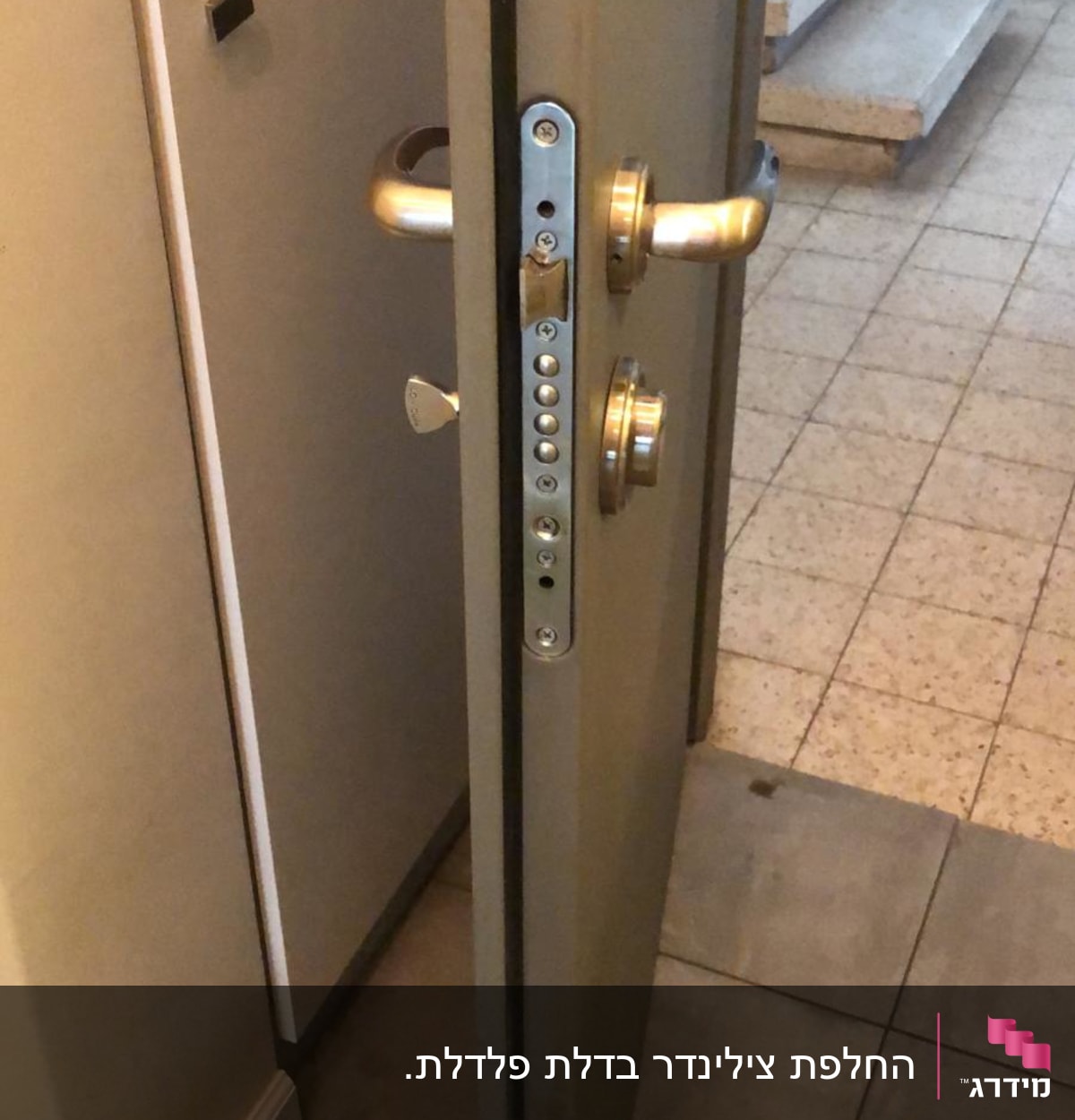 דלת פתוחה עם מנעול ומנגנון נעילה